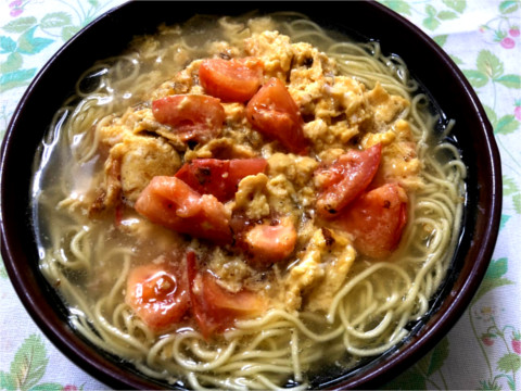 トマトと卵の炒め物をトッピングした塩ラーメン