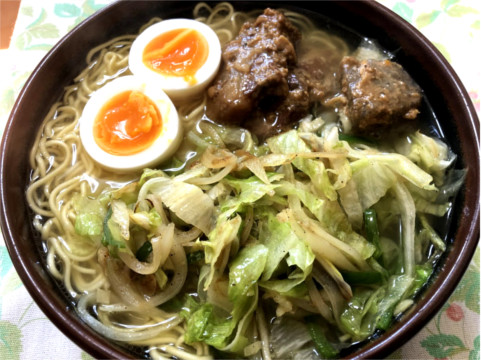 豚軟骨味噌煮の載った塩ラーメン