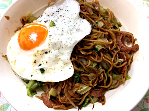 ソース焼きそば目玉焼き添え